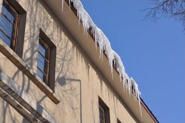 Kars’ta Çatılarda Oluşan Buz Sarkıtları Tehlike Oluşturuyor