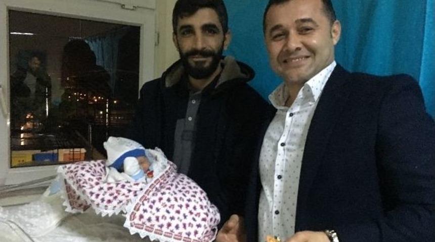 Başkan Y&uuml;cel, Yeni Yılın İlk Bebeklerini Ziyaret Etti