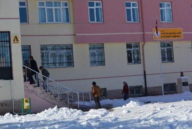 Öğrenci Pansiyonunda Asansöre Sıkışarak Öldü