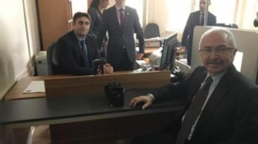 Vali Yaman Yeni Kimlik Kartı M&uuml;racaatını Yaptı