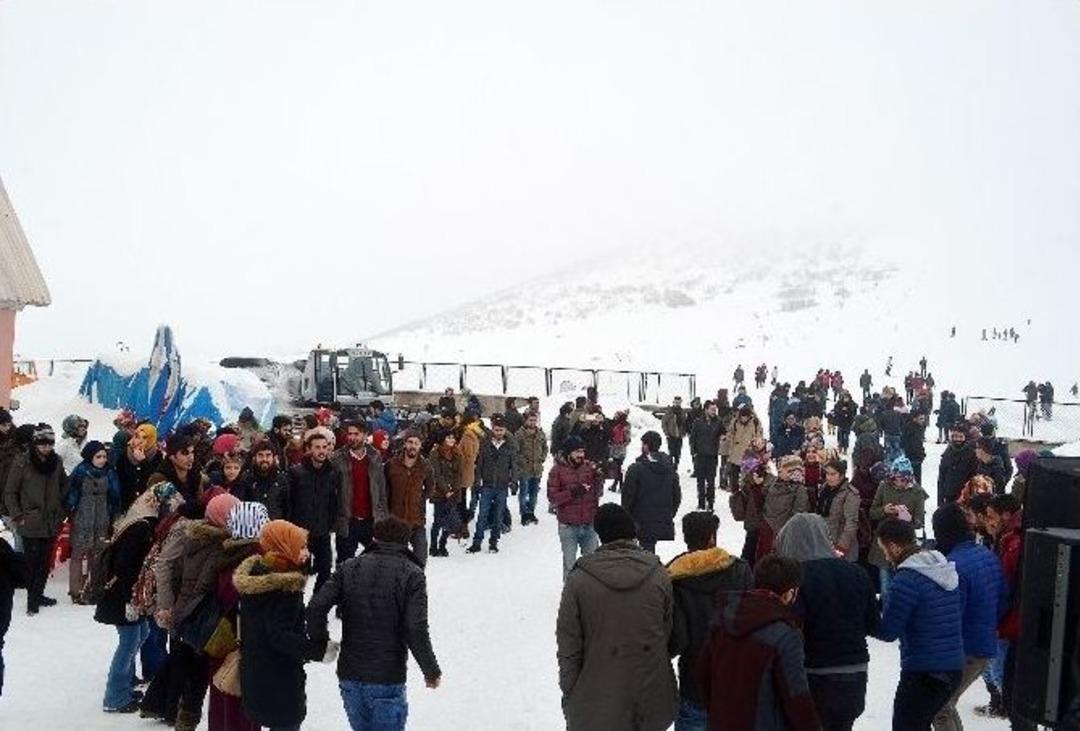 &ldquo;leğenini Kap Gel&rdquo; Etkinliğinde &Ouml;ğrencilerin Kayma Keyfi