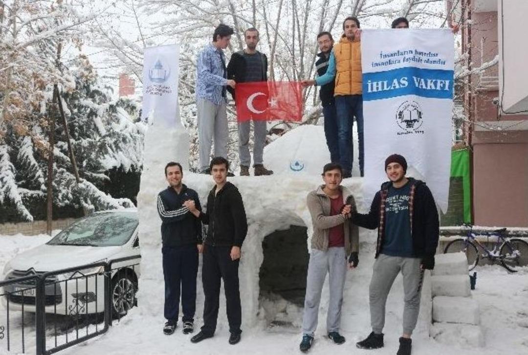 &Uuml;niversite &Ouml;ğrencileri Kardan Cami Yaptı