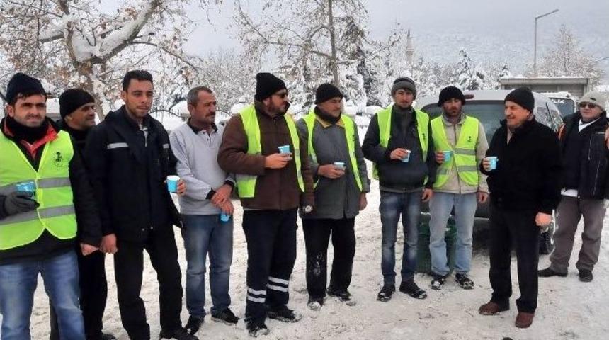 Başkan Akkaya&rsquo;dan Kar Temizlik Ekiplerine Sıcak Salep İkramı