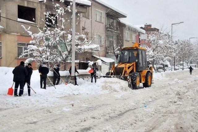 Başkan Akkaya’dan Kar Temizlik Ekiplerine Sıcak Salep İkramı