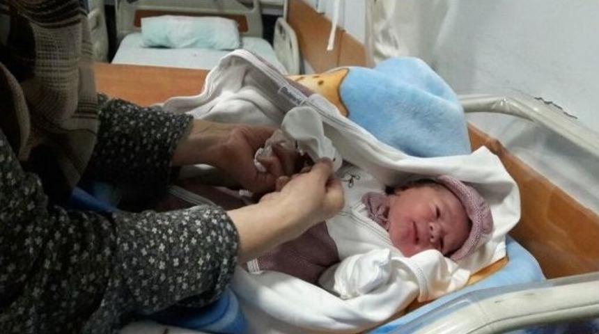 Edremit&rsquo;te 2017&rsquo;nin İlk Bebeği &Ouml;mer Asaf Oldu