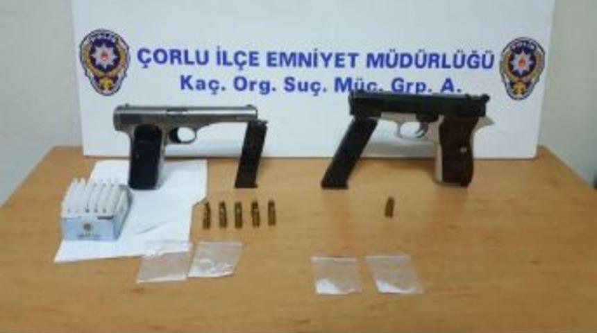 Otomobilde Ruhsatsız Tabanca Ve Uyuşturucu Bulundu