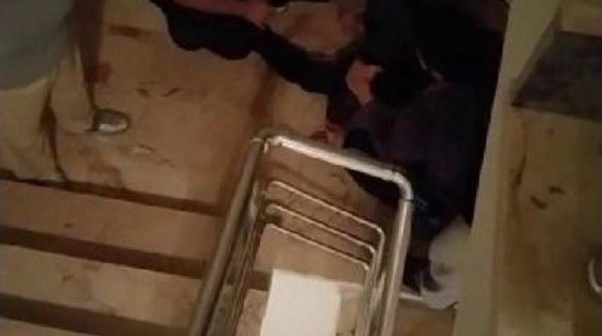 Ayakkabı Hırsızını Apartman Sakinleri Yakaladı