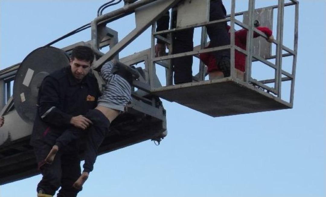 Yangında Binada Mahsur Kalan 11 Kişiyi İtfaiye Kurtardı