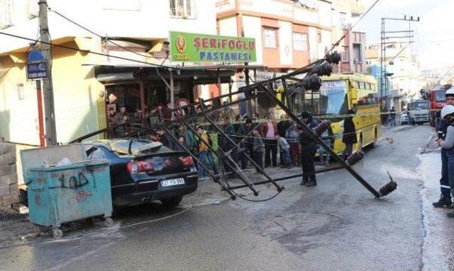 Otomobilin Çaptığı Çocuk Öldü, Elektrik Direği Devrildi