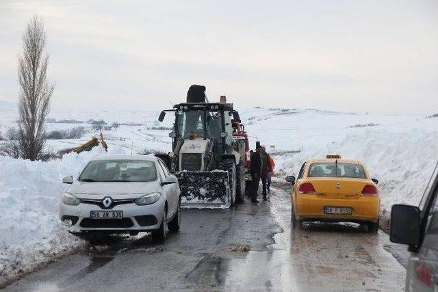 Karda Mahsur Kalan Araçlar Kurtarıldı