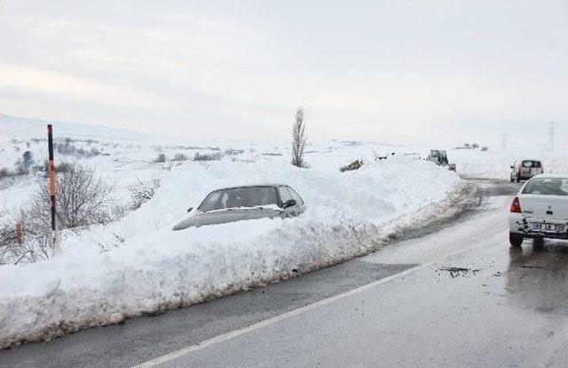 Karda Mahsur Kalan Araçlar Kurtarıldı