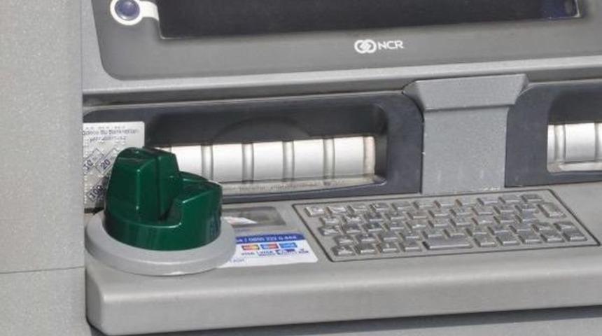 Atm'ye Yerleştirdikleri Kopyalama Cihazını Alamadan Ka&ccedil;tılar