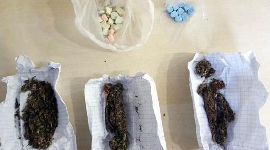 Otomobilde Uyuşturucuyla Yakalanan 3 Kişi G&ouml;zaltında