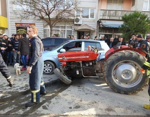 Dingili Kırılan Traktör Otomobile Çarptı: 2 Yaralı