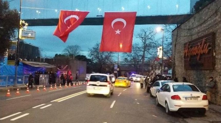 Gece Kul&uuml;b&uuml;n&uuml;n Bulunduğu Caddeye Dev T&uuml;rk Bayrağı Asıldı