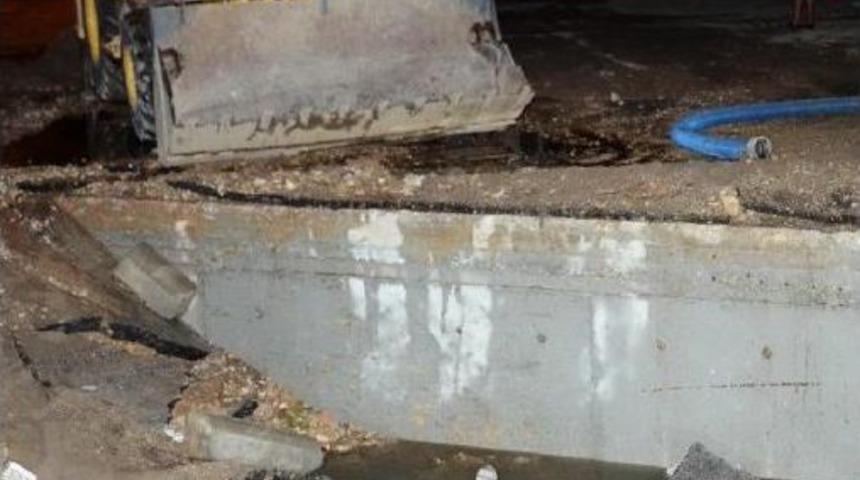 Su Şebekesindeki Patlak Yolu &Ccedil;&ouml;kertti