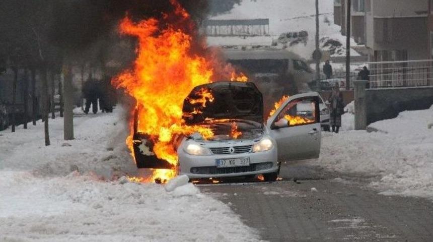 Seyir Halindeki Otomobil Cayır Cayır Yandı