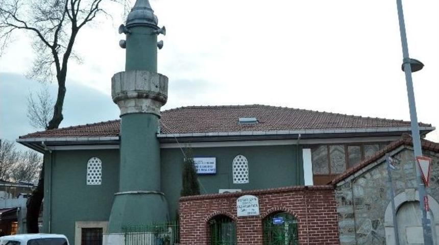 Kavga Ettiği Babasını Camide Vurdu