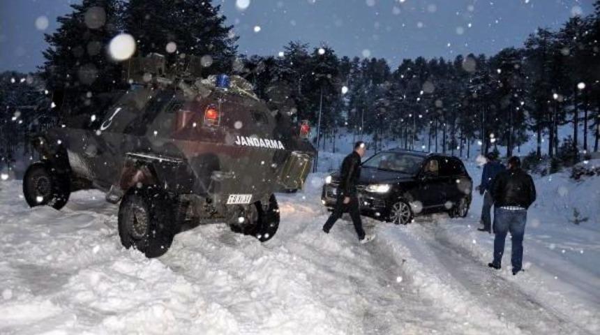 Osmaniye'de Karda Mahsur Kalan Ara&ccedil;lar Kurtarıldı