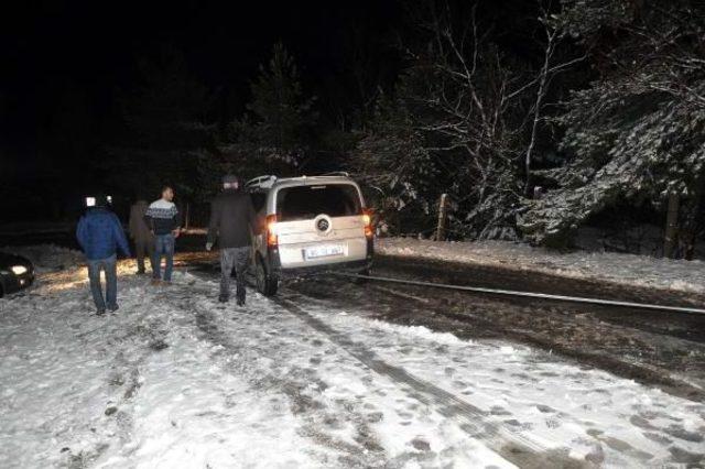 Osmaniye'de Karda Mahsur Kalan Araçlar Kurtarıldı