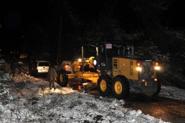 Osmaniye'de Karda Mahsur Kalan Araçlar Kurtarıldı