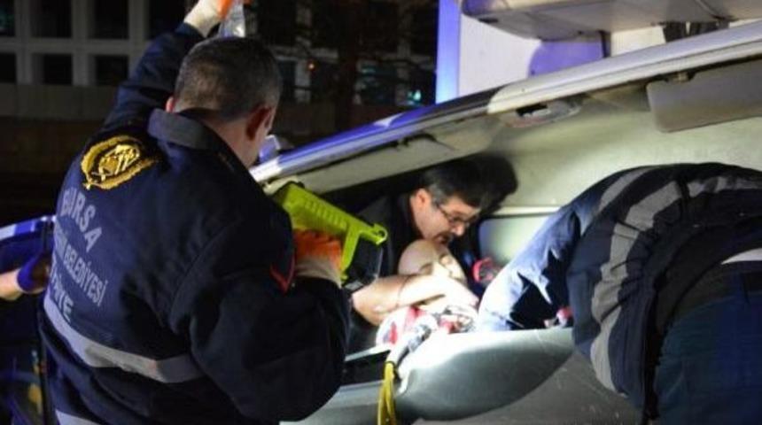 Kamyon S&uuml;r&uuml;c&uuml; &Ouml;nce Otomobile Ardından Aydınlatma Direğine &Ccedil;arptı: 1 Yaralı