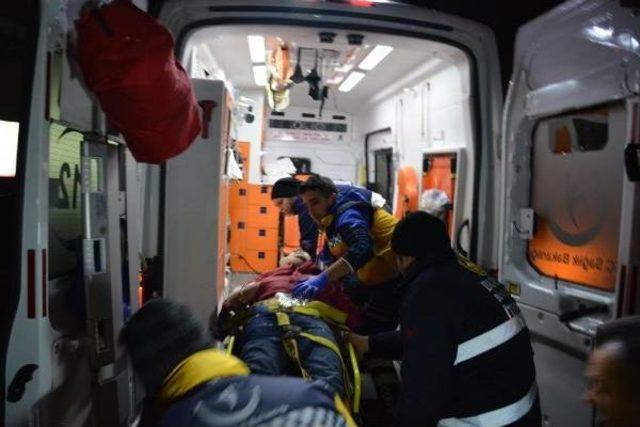 Kamyon Sürücü Önce Otomobile Ardından Aydınlatma Direğine Çarptı: 1 Yaralı 1