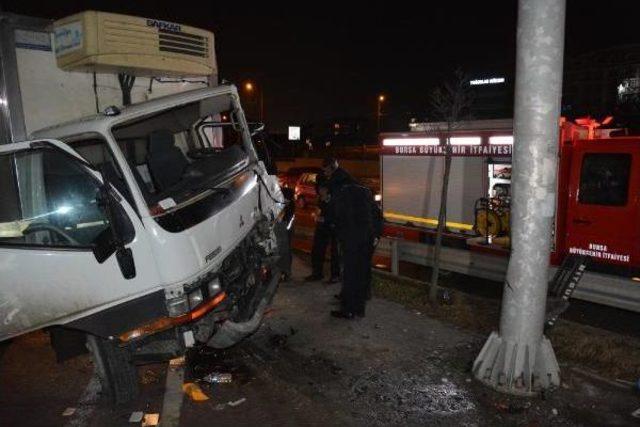 Kamyon Sürücü Önce Otomobile Ardından Aydınlatma Direğine Çarptı: 1 Yaralı 2
