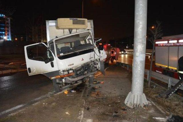 Kamyon Sürücü Önce Otomobile Ardından Aydınlatma Direğine Çarptı: 1 Yaralı 3