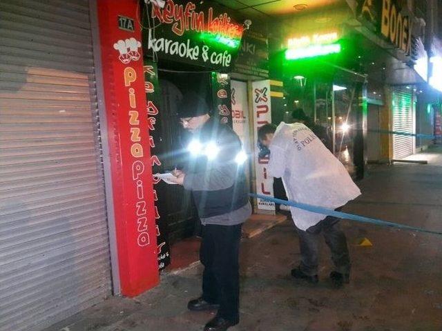 Kafede Silahlı Bı&ccedil;aklı Kavga: 2 Yaralı 1