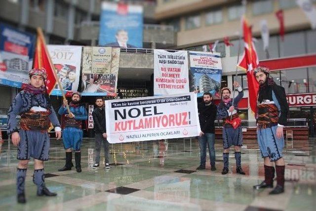 Oyuncak Tabancalı Noel Baba Protestosuna 10 Gözaltı