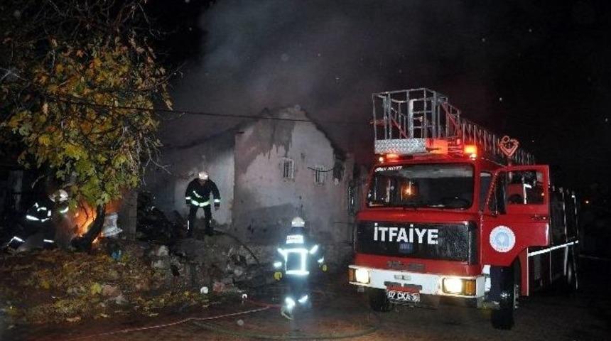 Yaşlı &Ccedil;iftin Evi Gece Yarısı K&uuml;le D&ouml;nd&uuml;