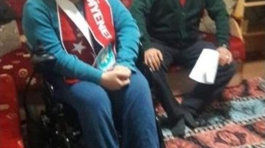 Engelli &Ccedil;ocukları Sevindiren Hediye