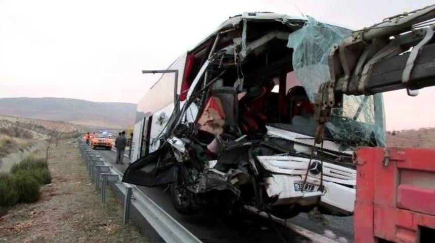 Yolcu Otob&uuml;s&uuml; Tıra &Ccedil;arptı: 8 Yaralı