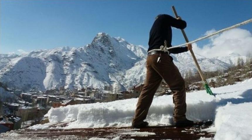(özel Haber) Bellerindeki İple Çatılarda Kar Temizliyorlar