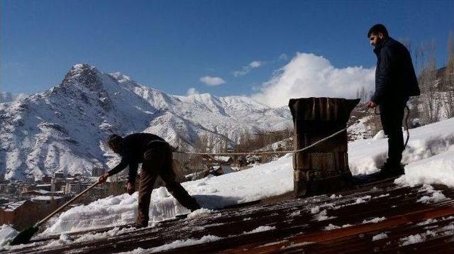 (özel Haber) Bellerindeki İple Çatılarda Kar Temizliyorlar