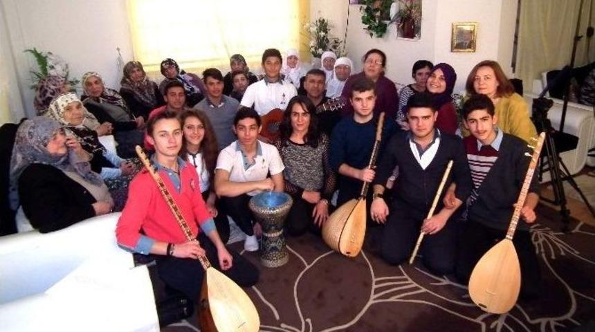 Gen&ccedil;ler, Yaşlı G&uuml;nd&uuml;z Bakımevinde Konser Verdi