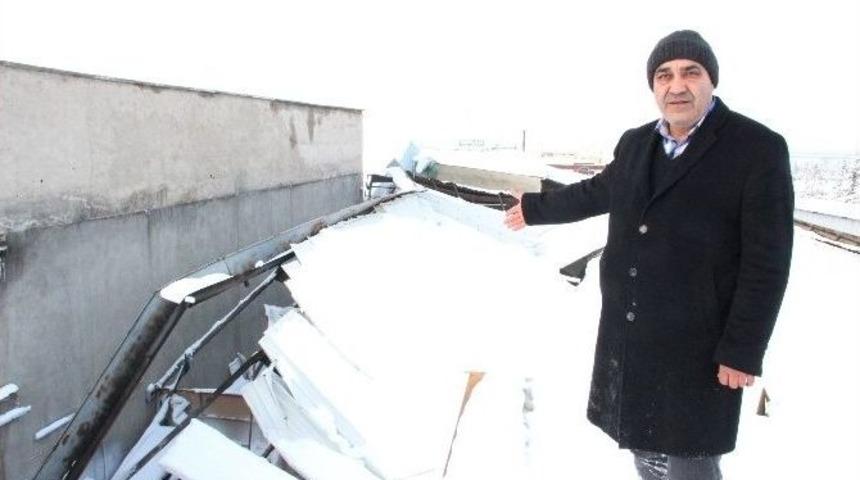 Karaman’da Yeni Sanayi Sitesinde Bulunan Bazı İş Yerlerinin Demir Profilden Yapılan Çatıları Karın Ağırlığına Dayanamayarak Çöktü
