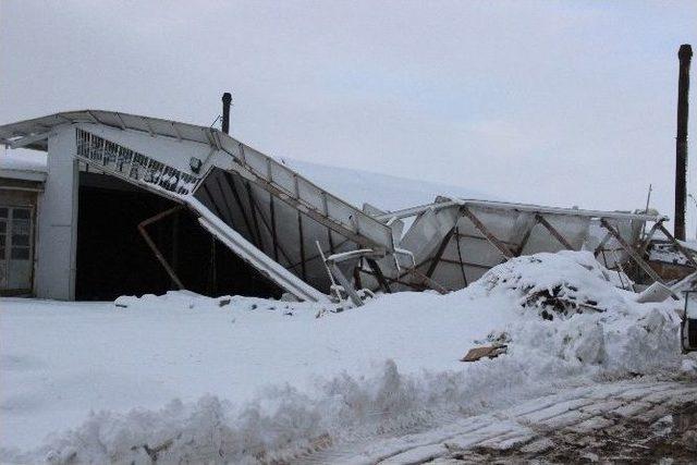 Karaman’da Yeni Sanayi Sitesinde Bulunan Bazı İş Yerlerinin Demir Profilden Yapılan Çatıları Karın Ağırlığına Dayanamayarak Çöktü