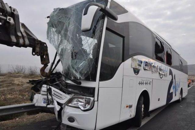 Gaziantep'te, Yolcu Otobüsü Tır'a Çarpıp Devrildi: 8 Yaralı