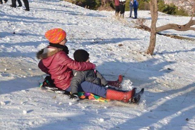 Karla Kaplı Spil'e Ziyaretçi Akını