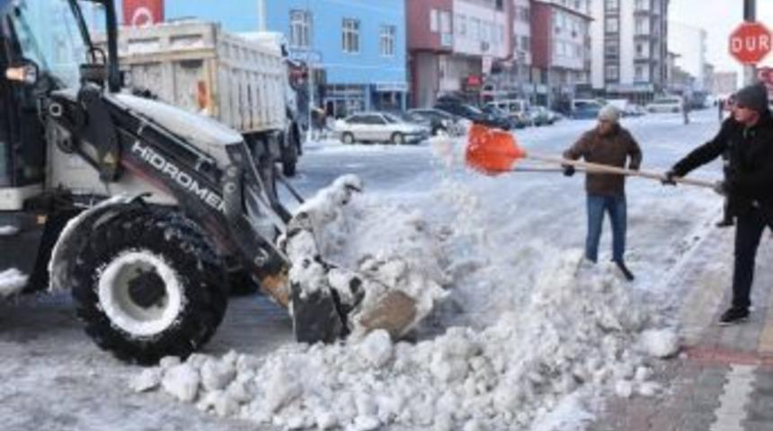Eskil’de Belediyenin Karla Mücadelesi Sürüyor