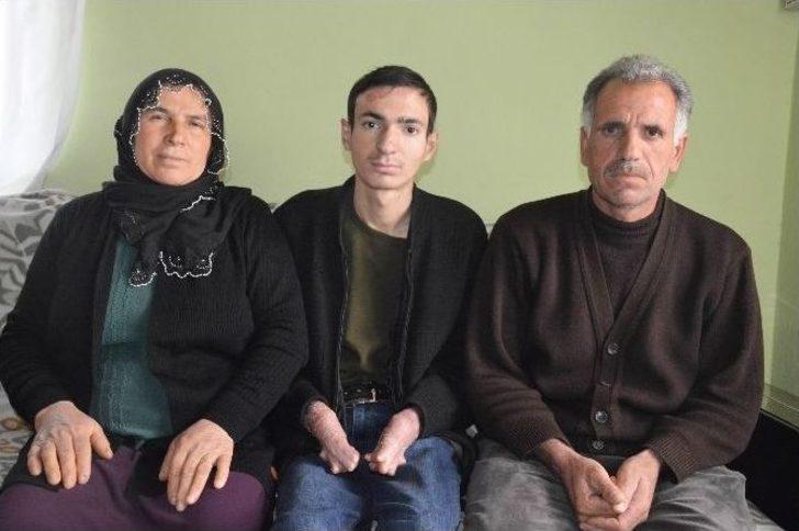 Kelebek Hastası Gencin Tek İsteği Kalem Tutabilmek G1