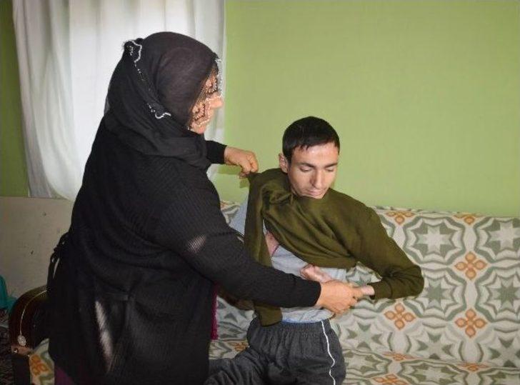 Kelebek Hastası Gencin Tek İsteği Kalem Tutabilmek G5