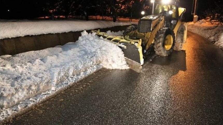 Başiskele&rsquo;de Karla M&uuml;cadele &Ccedil;alışmaları S&uuml;r&uuml;yor