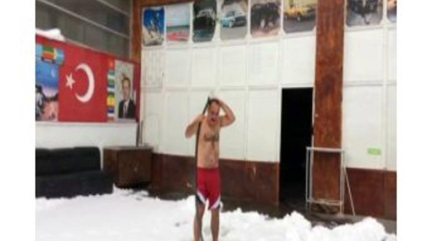 (&ouml;zel Haber) 10 Dereceye Aldırış Etmeden Yarı &Ccedil;ıplak Yıkandı
