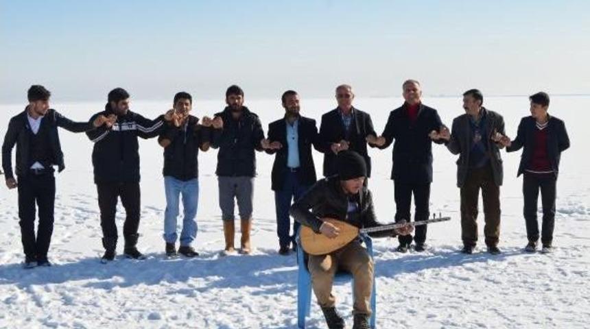 Donan G&ouml;l &Uuml;zerinde Eğleniyorlar