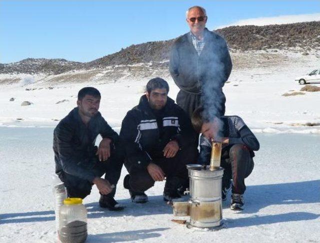 Donan Göl Üzerinde Eğleniyorlar