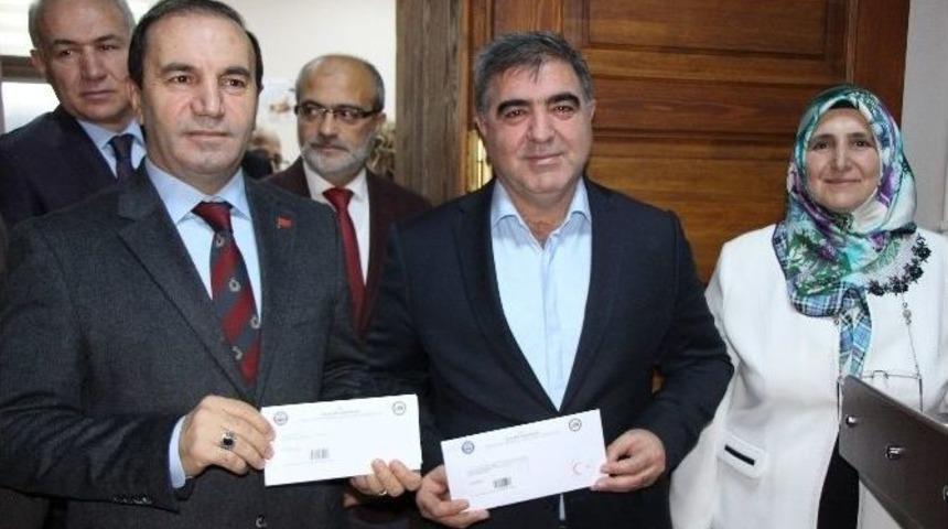 Amasya&rsquo;da İlk &Ccedil;ipli Kimlikleri Vali İle Başkan Aldı