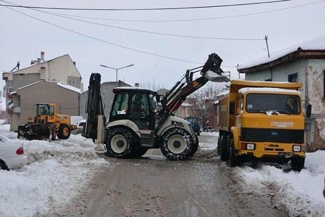 Seyitgazi’nin 51 Mahallesinde Karla Mücadele Çalışmaları Sürüyor